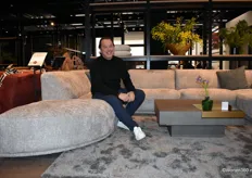 Jeffrey de Koster from Het Anker on the modular sofa Cream. The company presented several new models and upholstery materials.