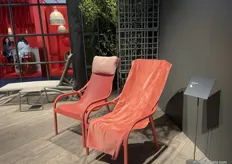Nardi has presented several new colours in their products. 
This chair is equipped with patented clips at the top to prevent towels from sliding down.