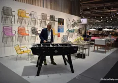 The combined stand of Italian Fiam and French Stella. Fiam produces wire chairs. Stella designs table football, as Peter Nordin is demonstrating!