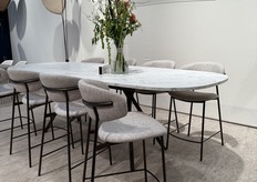 The brown bronze bases were also a highlight of the fair.