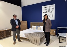 On the left, Benelux agent Eric Cox with owner Jackie Enghof of the American company Modus Furniture. They were also exhibiting at the fair for the first time and are based in Germany.