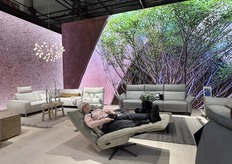 Marianne demonstrated how this new recliner from Himolla has multiple mechanical functions for optimal relaxation.