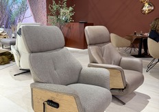 According to Marianne, these are the two most sought-after armchairs from the Himolla collection, combining fabric with a wooden exterior.