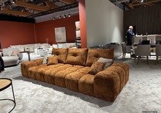 This fabric color, terracotta, was seen frequently at the fair, here applied on a sofa from Primavera.