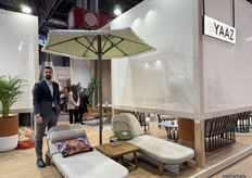 Onur Serpin with the new parasol and lounge chairs from the company YAAZ.