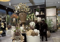 ... Including, more recently, Isaa, which mainly provides silk flowers, as well as vases and pots.