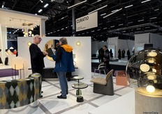 Patrick van Pulpo in conversation with a visitor.