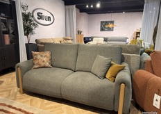 Siren proudly showcased the Milford Large collection at the show, where integrated wooden sticks bring a truly unique design to life.