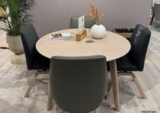 Stressless showcases its new patented dining chairs, designed for hours of comfort at the dining table, offering the same coziness as a living room couch. Available in various models.