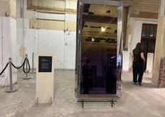 MUVEK and Spectrum Mirror presented their latest MU202 Ametrine Mirror which had visitors talking about the practicality and adventure of industrailsed design for reflection.