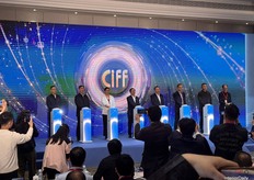 Many prominent figures from China’s furniture industry, along with the organizers of CIFF, who pressed the buttons to officially open the fair.