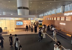 Ascending the escalator into the hall, visitors were welcomed at the start of a curated journey through the fairgrounds’ diverse companies.