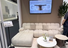 This year, U-Like’s flagship was crafted with inspiration from the rhythm of piano keys.