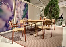 New collection Nuova Guinea by Cazzaniga Mandelli Pagliarulo. Handwoven. A zipper at the bottom allows it to be removed.