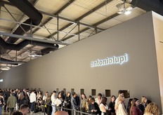 Huge queue for the stand of antoniolupi.