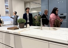 Veneta Cucine. Marble continues to return in kitchens combined with softer colors or earthy tones.