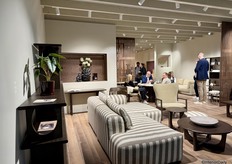 Marc Reith from Unique Living in conversation with Dutch visitors.