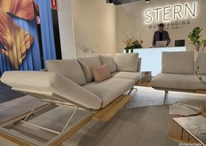 The German outdoor company Stern also exhibited for the first time at Salone del Mobile. Here a functional sofa where sides and back panels can be repositioned as desired.