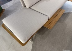 The sides can also be raised, and the wooden tabletop can be moved and placed as desired.