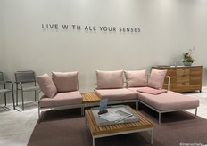 Trendy outdoor lounge set in pink by Stern.