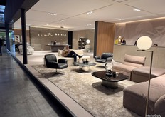 4Mariani presented an open booth focused on office furniture designed for a luxurious setting.