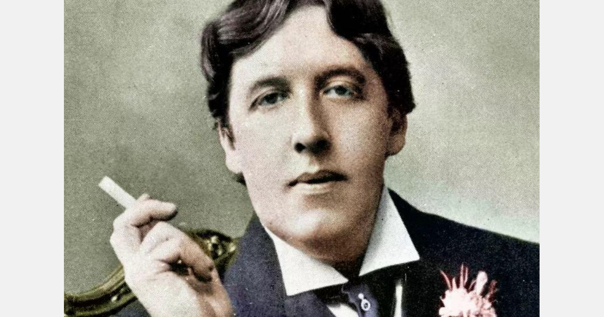 Oscar Wilde’s writing desk and bed to be auctioned in Ireland