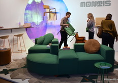 Frank van Gemert (left) of Montis is busy with visitors. In the booth, lively colors and soothing shades come together to create a balanced atmosphere.