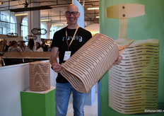 As a designing furniture maker, Chris Ruhe has had a fondness for springy stools for years. "And now I've managed to make one with a backrest. Rough. This design springs and moves with you, which ensures an active and healthier way of sitting."