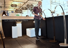 Rik had also brought new reading lamps to Rotterdam. All models are designed according to the principle of expanded metal, where flat sheets or tubes are stretched into 3D shapes.