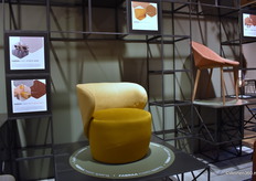 A look at the FABRAA booth, which showcased collaborations with various furniture manufacturers. (Yellow) Sofie is a round design armchair that feels at home everywhere. Due to its round shapes, it occupies a modest space, perfect for, for example, a hotel room or an entrance.