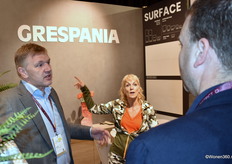 Paul Sulzle and Erna Heijink from Grespania in conversation with a visitor. The stand displayed ceramic products that are innovative in terms of properties and design, including the new Coverlam collection.