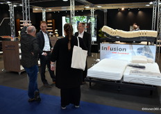 Owner Antoine Schunzelaar (second from left) of Mahoton talking to customers about, among others, the four-motor slatted base Lumba.