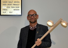 Agent Robin Punt of Intertime and Sompex showed wall clocks and floor lamps, among others, in Brussels.