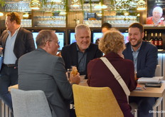 Filip Van de Vyvere (centre), commercial director of Confortluxe, in a cosy chat with customers.