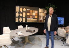 Director Nico Satter of Koopmans Meubelen at the selection panel and the oval HPL table.