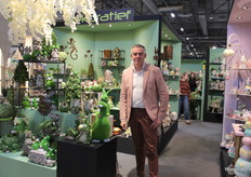 Danny Verhelst gives a look at the green section of the Decorative stand.