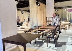 Martin van Nederkassel presented how this dining table from Skovby can be hugely extended into a super long dining table.