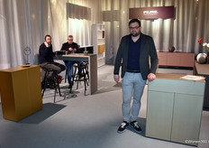 Arnold Augustinus of Hadu Furniture Agencies in the showroom of German furniture label Piure, of which it is agent and distributor. Piure's systems offer flexibility for both the high-end home shop and the project designer.