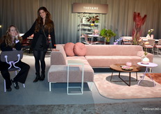 Sandra Troost (on chair Chloe by designer Jan Willem van Elten) with Demi Plantagie, posing in They&Me's pink stand.