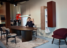 A pointing Jorre van Ast of ARCO, which stands for craftsmanship from Winterswijk. The company showed how their tables and chairs blended seamlessly with the warm, textile setting of the Klokgebouw.