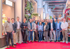 The entire team of B-Living, Dove International and Jodeco Glass.