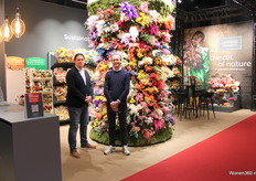 Lamboo Dried & Deco with Gregory Serruys and Wouter de Keizer next to the flower tower, designed by Loes van Herp.