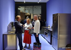 Christian Borsboom (left), managing director of STEEL - Benelux B.V., in a cosy chat with Ankie and Erik of Puur Keukens from Breda.