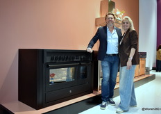 Christian Borsboom and his wife Shirley Jane of STEEL - Benelux B.V., posing by the impressive, 120 cm wide induction cooker equipped with cooktop extractor fan in the all-black Genesi version.